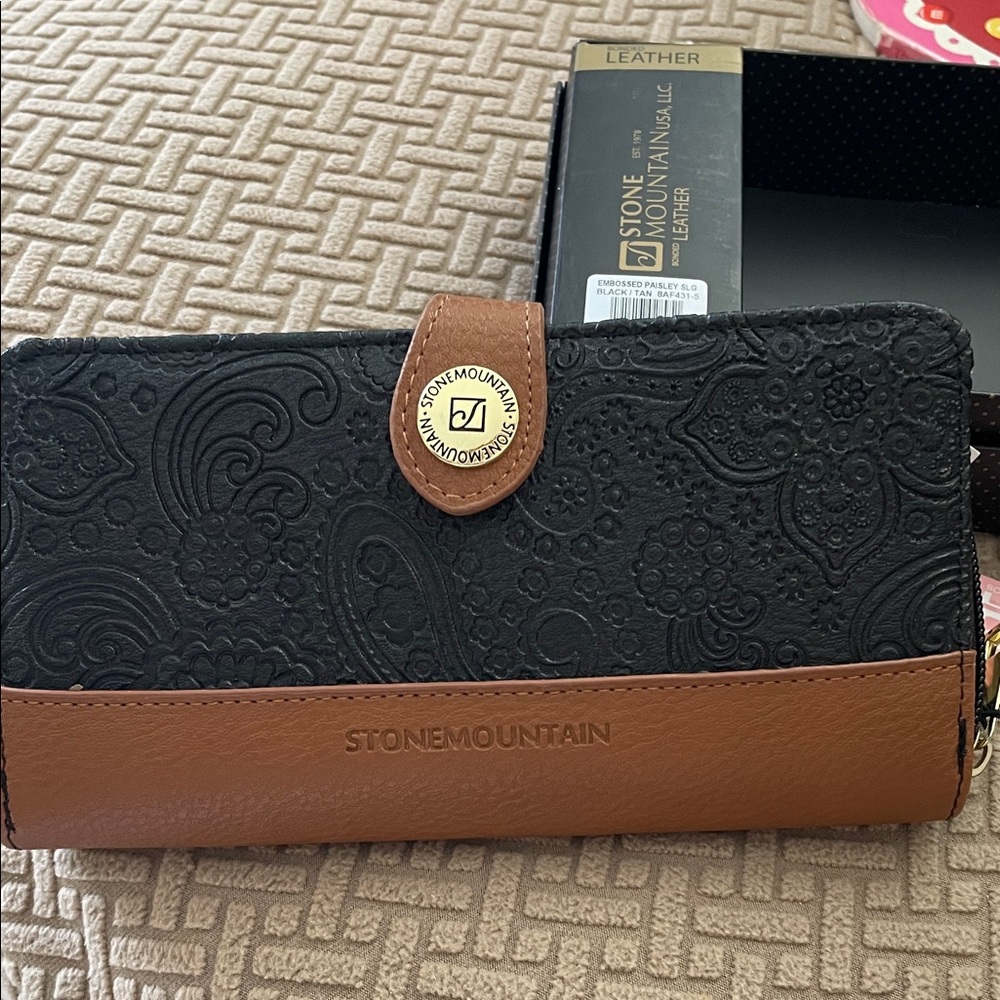 Stone Mountain Accessories Black and Brown Wallet